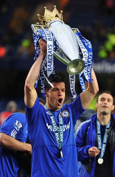 Michael Ballack cùng chiếc cúp vô địch Premier League mà Chelsea giành được trong mùa giải 2009/10.